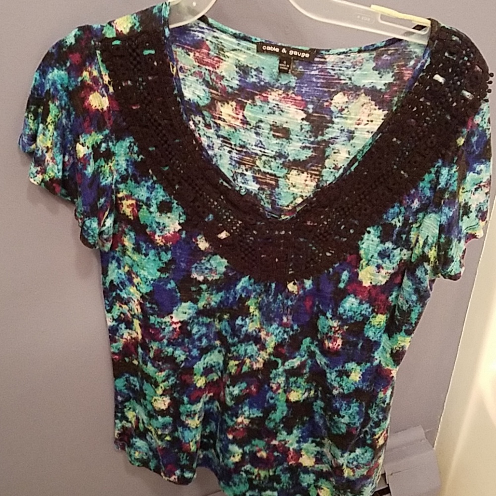 Multi-colored short sleeve top